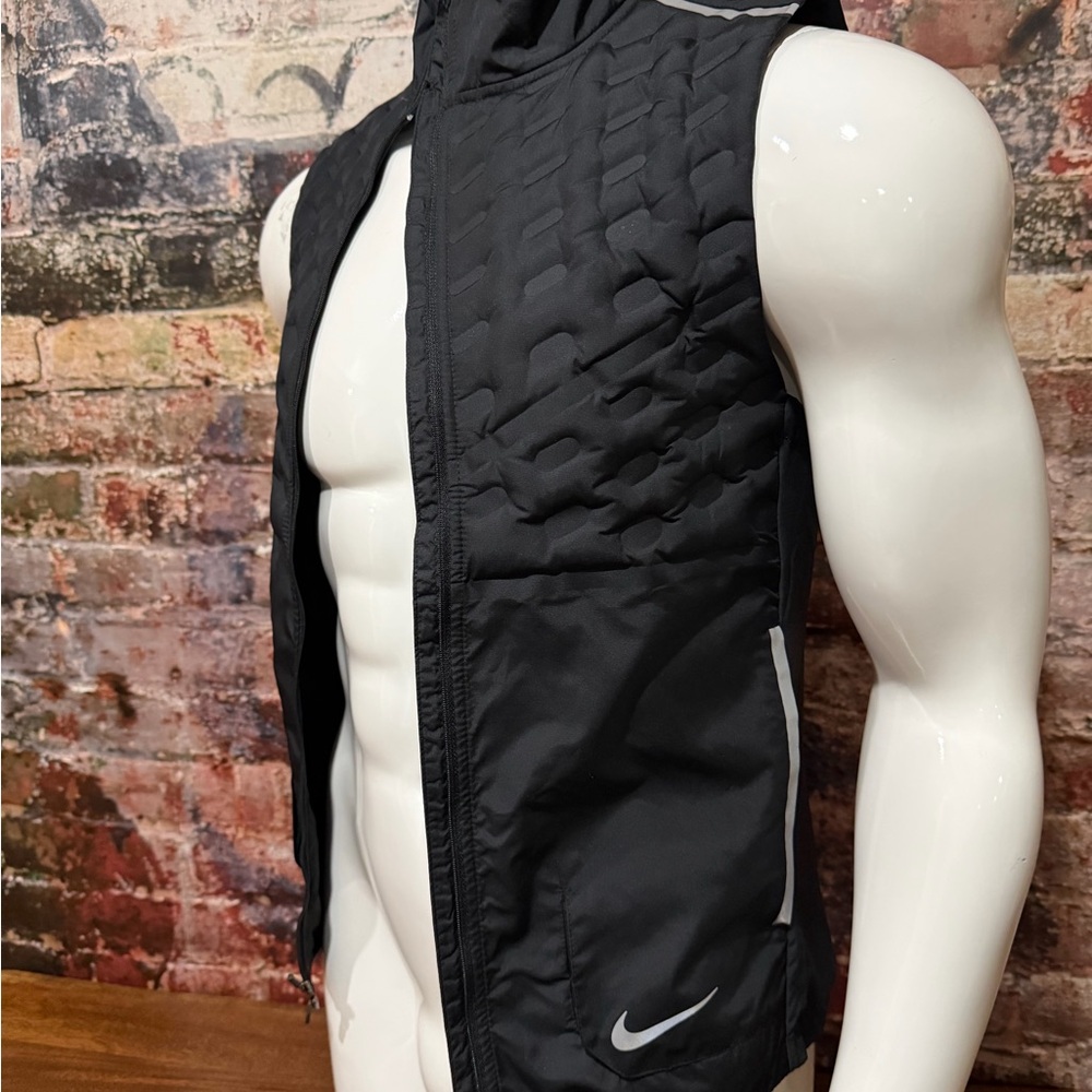 Nike Aeroloft vest in Black Repels water